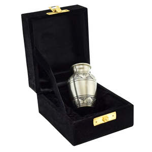 Urna Conmemorativa de Metal Plateado con Diseño Grabado a Mano Presentada en una Caja Conmemorativa de Terciopelo Negro Premium - Product Image 1
