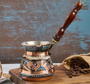 Exquisita cafetera turca de cobre pintada a mano con vibrantes motivos florales y un mango de madera. Disponible a precio de mayorista - Product Image 1