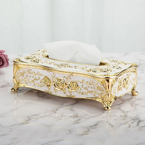 Caja de pañuelos de metal decorativa en negro y dorado, con intrincados tallados de rosas. Lujo disponible a precios de mayorista. - Product Image 2