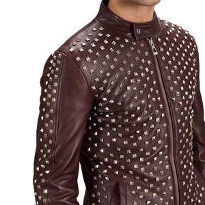 Blouson en cuir clouté marron pour homme 2026, style punk rock motard avec rivets métalliques, coupe ajustée et fermeture éclair frontale - Product Image 4