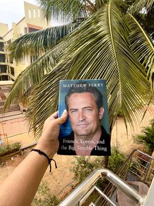 Amigos y amantes de Matthew Perry, libro en inglés de bolsillo, éxito de ventas - Product Image 4