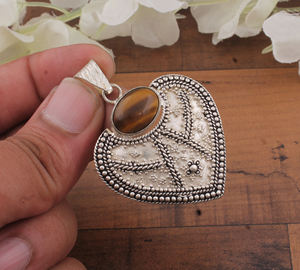 Bijou rétro en argent sterling 925 plaqué platine avec sertissage en bézel, pierre précieuse chatoyante marron œil de tigre naturel vintage en forme de cœur - Product Image 1