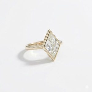 Anillo de Compromiso con Diamante Cultivado en Laboratorio, Certificado IGI, 2ct, Corte Lozenge, Engaste de Bisel, Corte Romboidal Escalonado en Oro Amarillo de 14K/18K - Product Image 2