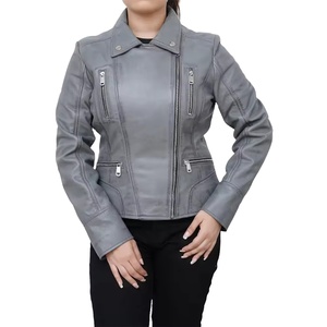 Protección para todo tipo de clima, ajuste a medida y bolsillos funcionales mezclados en esta elegante chaqueta de cuero genuino para mujer para cada atuendo - Product Image 1