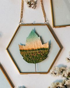 Cadre photo suspendu moderne en métal et verre, finition dorée, cadre flottant pour feuilles séchées, fleurs pressées, décoration botanique pour la maison - Product Image 3
