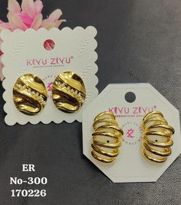 Boucles d'oreilles clous tendance en acier inoxydable plaqué or avec diamants américains pour femmes – Vente en gros - Product Image 3