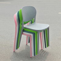 Chaise de jardin en plastique moulé moderne haut de gamme verte, résistante à l'eau, durable, écologique, confortable et empilable pour l'extérieur et la cour