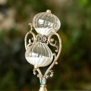 Sablier en verre artisanal traditionnel avec cadre en laiton orné et accent turquoise pour usage décoratif - Product Image 3