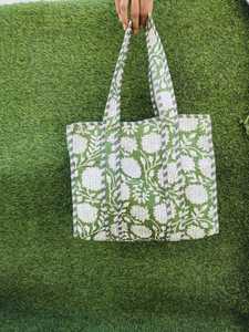 Bolso Tote con Estampado Floral Verde y Correas de Hombro a Juego para Compras Diarias y Salidas Informales, con Detalles Decorativos - Product Image 4