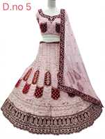 Lehenga Choli en soie brodée par le créateur Karanchi avec un travail floral complexe et un dupatta assorti pour les cérémonies de mariage.