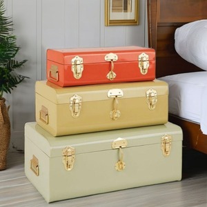 Caja de almacenamiento metálica multicolor rectangular apilable con cierres dorados, diseño clásico para organizar ropa - Product Image 2