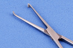 Pinzas de tejido Allis de grado profesional con mordazas dentadas para un control seguro del tejido en cirugía - Product Image 2