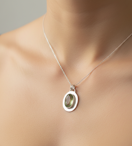 Pendentif ovale en cyanite verte naturelle, argent sterling 925, plaqué or rose, plaqué or jaune, bijoux minimalistes faits à la main - Product Image 2