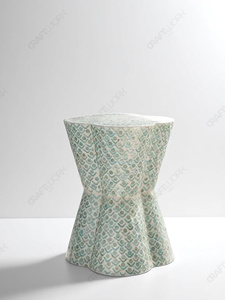 Mesa Auxiliar con Incrustaciones de Madreperla, Diseño de Mosaico Verde Agua en Forma de Reloj de Arena, Mesa Decorativa Hecha a Mano con Acentos de Madreperla para Sala de Estar o Dormitorio - Product Image 3