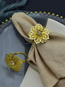 Rond de serviette élégant en métal argenté pour une décoration de table à manger moderne adaptée aux hôtels, aux mariages, aux anniversaires ou aux fêtes de fin d'année. - Product Image 4