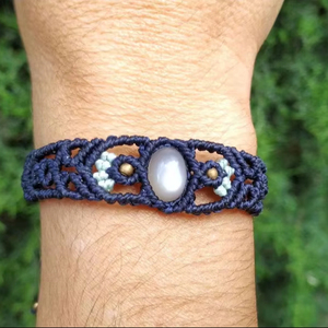 HARI OM CREATIONS สร้อยข้อมือมูนสโตนมาคราเม่ อัญมณีรูปไข่สีขาว เชือกสีน้ำเงินเข้ม ลูกปัดสีฟ้าคราม โบโฮ แฮนด์เมด เครื่องประดับเพื่อการบำบัด สำหรับทุกเพศ - Product Image 1