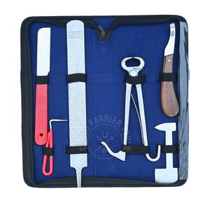 Kit d'outils de ferrage pour le soin des sabots avec pince à sabots pour poulains, couteau à sabots, polissoir à sabots, couteau à sabots courbé, râpe et pique-sabot - Product Image 1