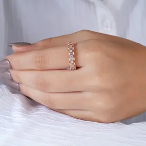 Bague d'éternité élégante en or rose avec diamants baguette, pour fiançailles, mariage, anniversaire ou usage quotidien, bijou luxueux pour femme. - Product Image 4