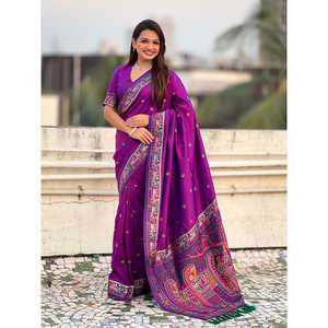 Sari de Seda Baluchari Morada con Bordado Zari de Elite Weaves para Vestimenta India y Pakistaní - Product Image 6