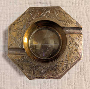 Cenicero Cuadrado de Latón, Diseño Vintage, Artículo Decorativo para el Hogar y Escritorio – Compacto para Cigarrillos, Ideal para Viajes y Uso en Exteriores - Product Image 4