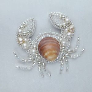 Broche artisanale haut de gamme brodée de perles, bijou artistique unique et portable - Product Image 1