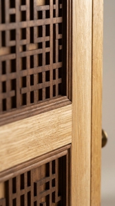 Armoire moderne en bois massif à double porte avec panneau aspect rotin pour chambre à coucher - Product Image 3