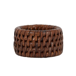 Nouveauté : porte-serviettes en rotin tressé brun foncé, artisanal, pour la décoration de table, hôtels, restaurants. - Product Image 1