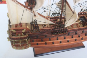 Modelo de Barco Histórico SAN FELIPE Pequeño, Hecho a Mano en Madera, Arte Folclórico Español, Pulido y Pintado, 40 cm, para Regalo o Decoración de Mesa - Product Image 5