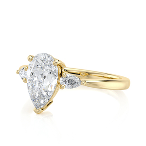 แหวนเพชรทรงลูกแพร์เพาะเลี้ยงในห้องปฏิบัติการ ประดับเพชรสามเม็ด ทองคำ 10K สีเหลือง รับรองโดย IGI พร้อมเพชรทรงมาร์คีส์ด้านข้าง เหมาะสำหรับงานหมั้น งานแต่งงาน หรือเป็นของขวัญ - Product Image 6