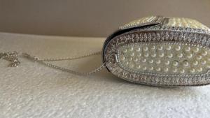 Bolso de mano de lona con perlas y adornos plateados, estilo clásico, para novias, fiestas, bodas, con correa de cadena. - Product Image 5