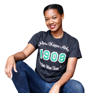 AKA 1908 Tagline Tee เสื้อยืดคอกลมสีดำพร้อมพิมพ์ลายกราฟิกสีเขียวและสีขาวเสื้อผ้าลำลองสำหรับผู้หญิง - Product Image 4