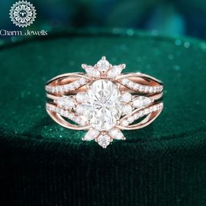 Bague de fiançailles classique pour femme Charm Jewells, trois pierres en moissanite taille coussin, plaqué or 18 carats, sertie à griffes, IGI - Product Image 1