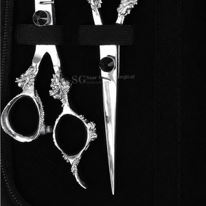 Ensemble de ciseaux de coiffure professionnels en acier inoxydable, lame tranchante, pour droitiers, manche long, utilisation en salon, étui noir inclus SAAR - Product Image 4