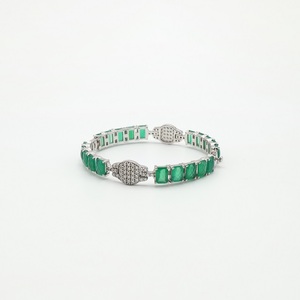 Bracelet élégant pour les occasions festives, accessoire de mode, bracelet en argent, bijou de créateur avec pierre verte, confortable à porter pour les occasions festives. - Product Image 2