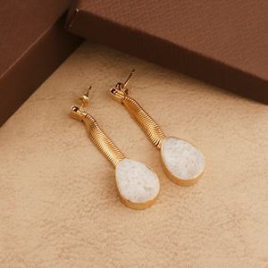 Boucles d'oreilles clous en agate géode blanche druzy, serties de laiton plaqué or, fabrication artisanale, bijoux tendance pour femmes - Product Image 3