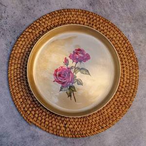 Assiette décorative ronde en métal peinte à la main avec motif de rose, style vintage, vaisselle artisanale - Product Image 1