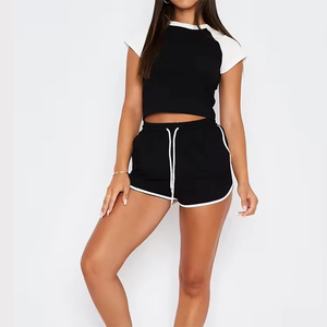 Ensemble deux pièces personnalisé pour femme : haut court et short, style streetwear et loungewear, avec logo sur mesure, 100 % coton respirant - Product Image 2