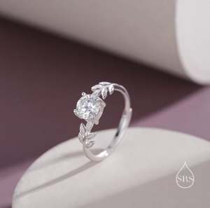 Bague en argent sterling avec pierre de moissanite 1 carat et feuille, taille ajustable, bijoux botaniques - Product Image 1