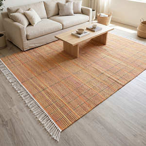 Tapis en coton tissé plat texturé naturel avec franges pour salon, intérieurs scandinaves et Japandi - Product Image 2