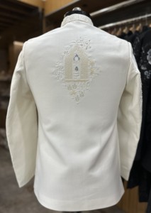 ชุดสูทโจธปุรีผ้าไหมลายซาฟารีสีงาช้างสไตล์เฮอริเทจสำหรับผู้ชาย ทรงโมเดิร์น ตกแต่งด้วยงานปักด้ายสีพาสเทล เหมาะสำหรับงานแต่งงาน - Product Image 5