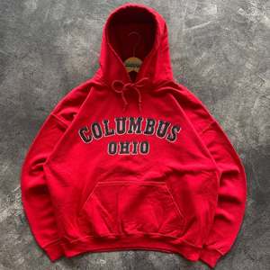 Sudadera con Capucha Moderna Personalizada con Gráficos para Hombre, Estilo Urbano Holgado y Desgastado, Sudadera Roja Gruesa de los Ohio State de Columbus para Hombre - Product Image 2