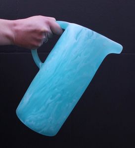 Carafe en résine écologique de qualité supérieure avec poignée pour servir jus, eau et boissons, sans BPA, durable et résistante - Product Image 1