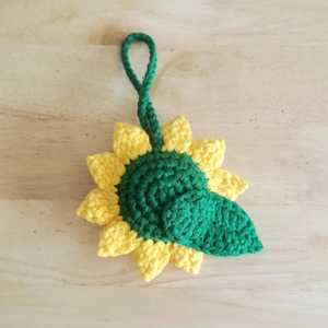 Porte-clés en fil de coton doux fait main au crochet, motif tournesol, marguerite, fraise, breloque fleur et fruit, cadeau personnalisé, design traditionnel - Product Image 2