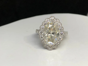 Anillo de Compromiso Ovalado con Diamante Creado en Laboratorio para Mujer, Chapado en Rodio, con Engaste Pavé, Diseño Floral Glamuroso, SV JEWELS IGI - Product Image 4