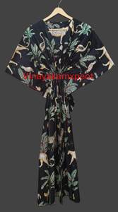Splendido Kimono da Donna 100% Cotone Eco-Friendly Traspirante con Stampa Animale Tropicale a Tema Giungla, Vestito Lounge Nero Notte - Product Image 3