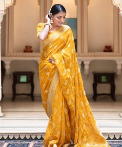 Sari de Seda Amarillo con Puntos Dorados, Traje Tradicional Indio para Bodas, Sari Largo Hasta el Suelo para Mujer - Product Image 1