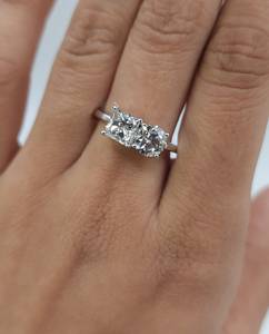 Anillo de Diamantes Cultivados en Laboratorio de 1.90 CT con 2 Piedras en Oro de 18K |   Anillo de Compromiso Toi Et Moi con Certificado IGI de Moda |   Joyería nupcial de lujo - Product Image 1