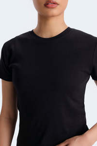 Camiseta Clásica Negra de Cuello Redondo para Mujer, Diseño Moderno, Fabricada en Pakistán, 100% Algodón, Ropa Casual OEM - Product Image 3