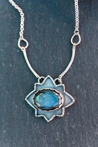 Pendentif classique en argent 925 avec labradorite naturelle - Collection de bijoux en pierres précieuses faits à la main - Product Image 4