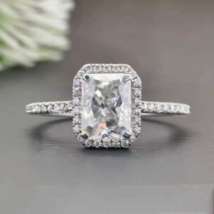 แหวนหมั้นผู้หญิงทรงคลาสสิกประดับโมอิสซาไนต์ทรงเรเดียนท์คัท น้ำหนัก 2.35 กะรัต ตัวเรือนเงินแท้ 925 ของขวัญแต่งงาน ประดับเพชรแบบฮาโลพาเว่ - Product Image 6